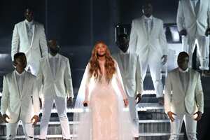 Beyoncé finalizó su presentación acompañada de muchos hombres que no hacían nada. Sus acompañantes dejaron de cantar el tema 'Take My Hand, Precious Lord' en los últimos momentos mientras que ella deslumbraba con su voz. Este lunes, Beyoncé explicó a Pitchfork que en realidad le interesaba reivindicar a los hombres afroamericanos.