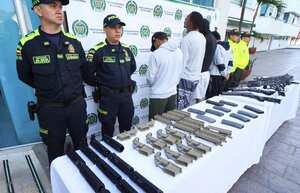 En las diligencias fueron incautadas varias armas y municiones.