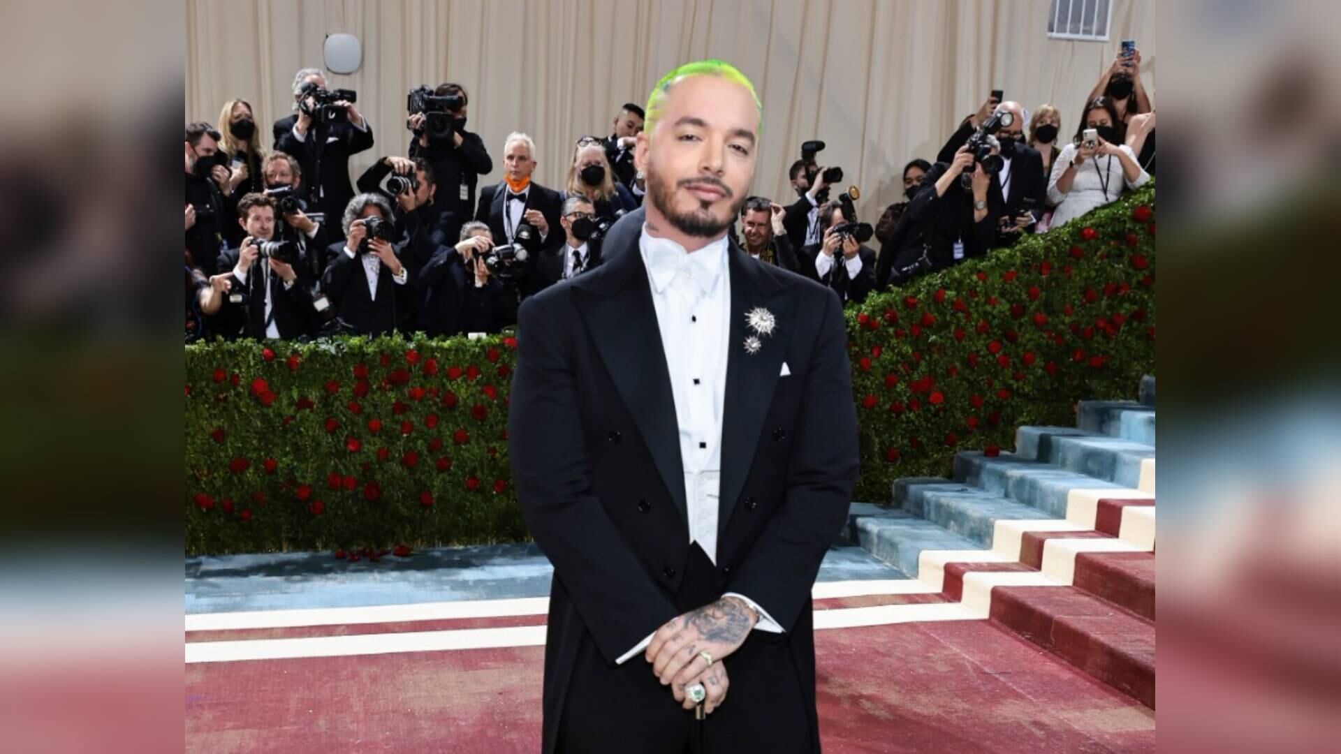 J Balvin en la alfombra roja de la Met Gala 2022.