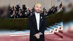 J Balvin en la alfombra roja de la Met Gala 2022.
