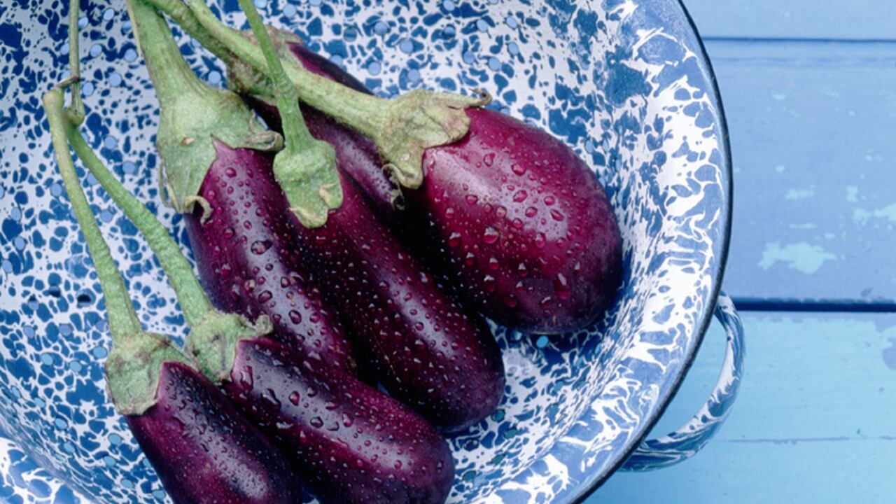 La recomendación es no consumirse cruda, debido a que contiene en su cáscara una sustancia alcaloide llamada solanina, que es tóxica.