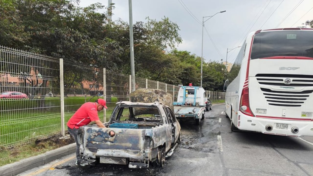 Incendio consumió el vehículo de un vendedor de frutas en Bogotá.