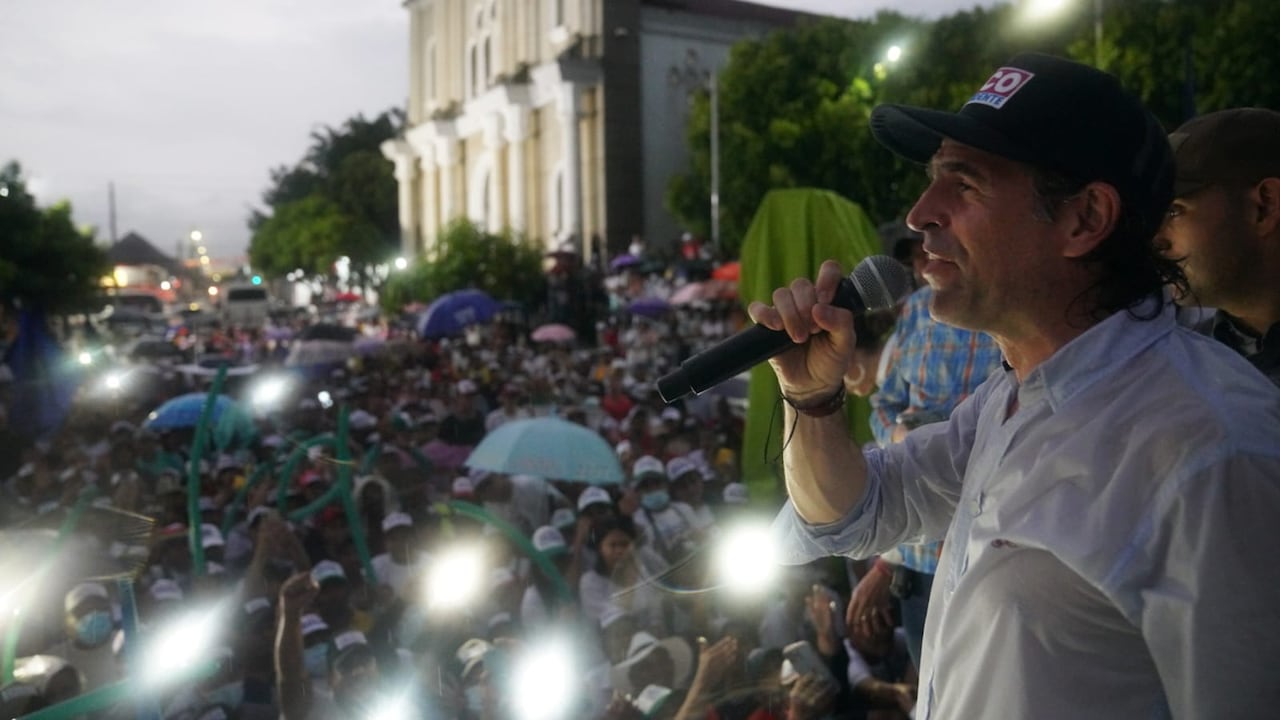 Federico Gutiérrez llenó plaza pública en Ciénaga de Oro.