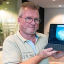 Arthur Loibl, uno de los primeros clientes de la empresa de sumergibles Oceangate, sostiene una foto del Titanic en Straubing, Alemania, el miércoles 21 de junio de 2023. Mientras continúa la operación internacional de búsqueda de un sumergible que desapareció cuando se dirigía a los restos del Titanic, un hombre que fue uno de los primeros clientes de la compañía del vehículo describe la inmersión que hizo en el lugar hace dos años como una “operación kamikaze”. (Armin Weigel/dpa via AP)