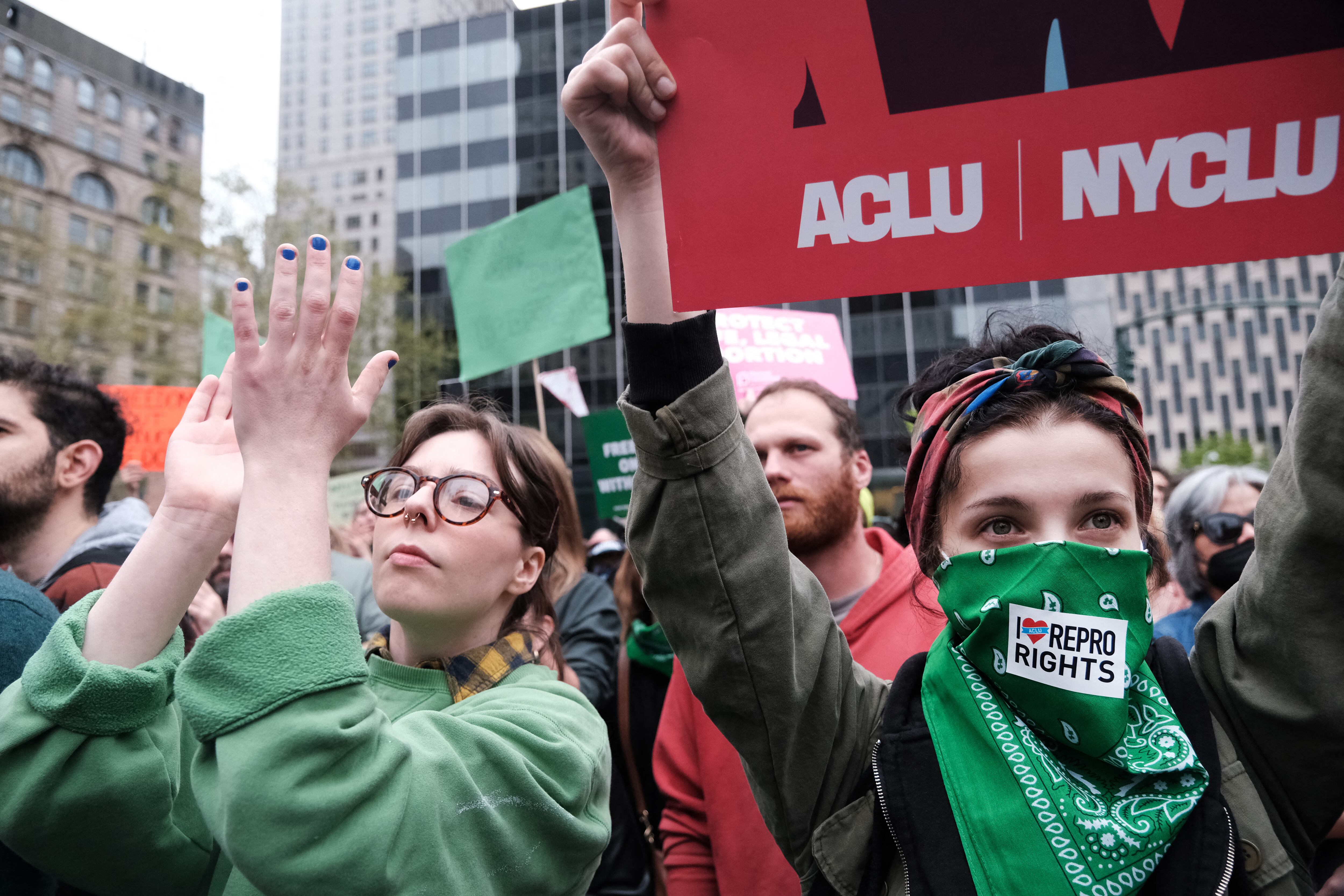 Miles de manifestantes se reunieron para condenar el texto filtrado de la Corte Suprema.