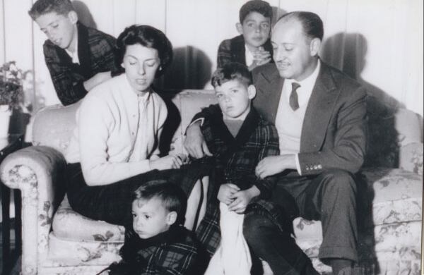 Es el tercer hijo de Clemencia Calderón y Enrique Santos Castillo. Hace parte de una de las familias más influyentes de Colombia. Sus hermanos Enrique, Luis Fernando y Felipe han sido sus grandes compañeros de vida.