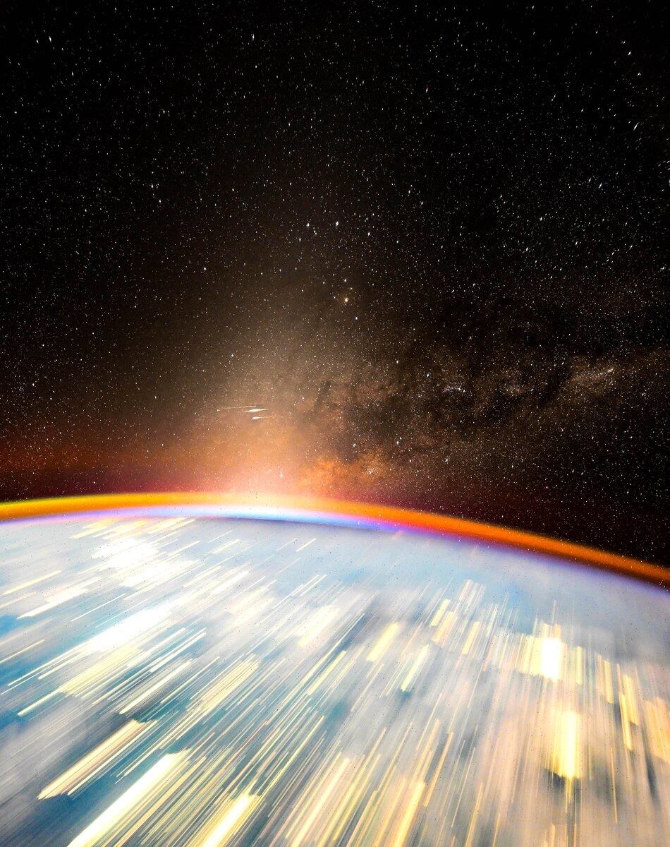 La foto captura un contraste impresionante entre la atmósfera terrestre y el brillo de la Vía Láctea y la luz zodiacal.