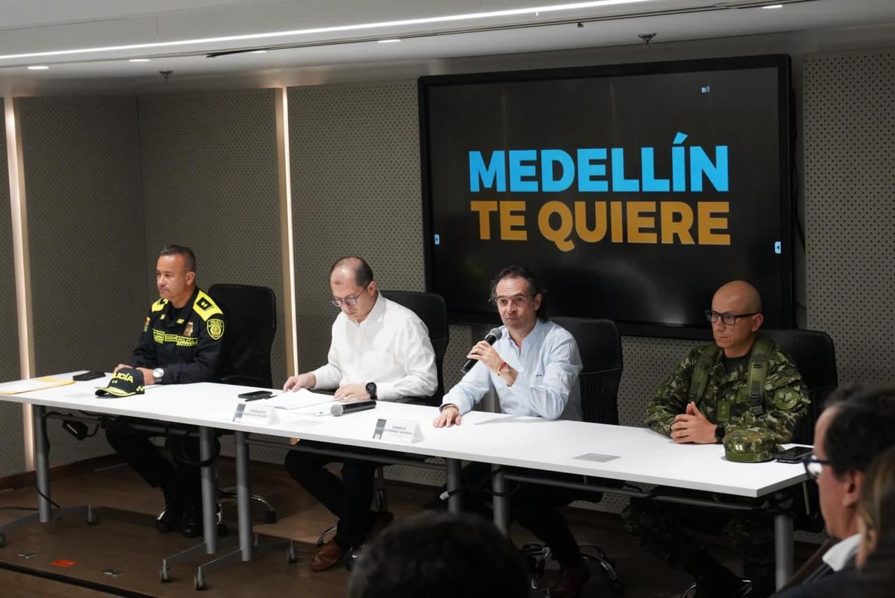 Francisco Barbosa junto a Federico Gutiérrez.