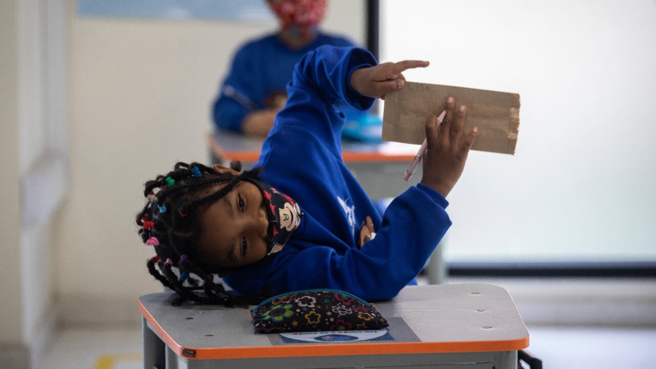 Delta podría incrementar riesgo de contagio en niños con papás no vacunados