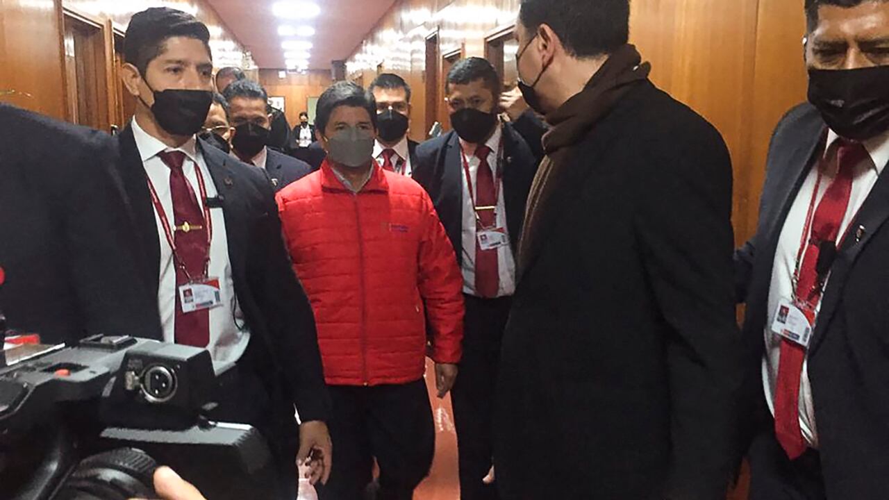 Pedro Castillo en el edificio de la Fiscalía de Perú, donde fue interrogado.