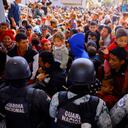 Migrantes, en su mayoría de Venezuela, intentan cruzar la barrera del ejército mexicano, para ingresar al puente internacional Paso del Norte.