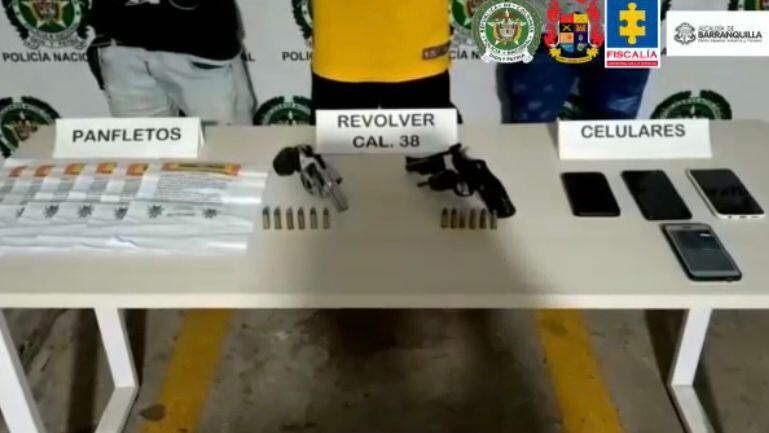 Panfletos, celulares y armas incautadas durante los operativos de allanamiento y capturas.