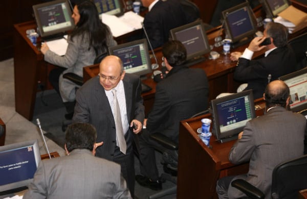 El fiscal Eduardo Montealegre fue clave en la discusión del marco para la paz. Cuando muchos crít5icos pidieron el archivo de la iniciativa, por considerarla una puerta a la impunidad, aseguró que los indultos y amnistías condicionadas no están en contravía de los tratados internacionales suscritos por Colombia. 