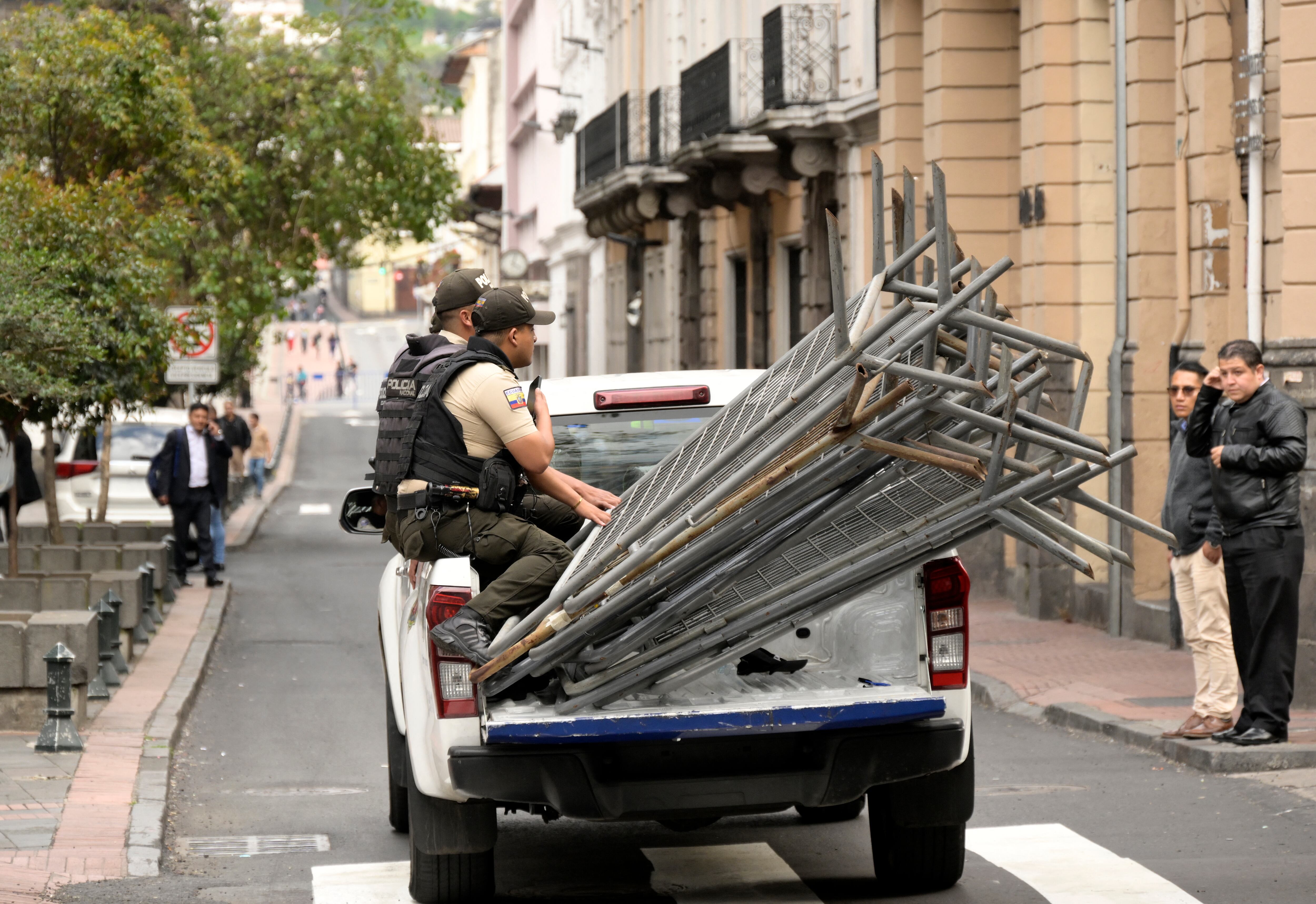 Las fuerzas de seguridad intentan retomar el orden en las calles y las cárceles.