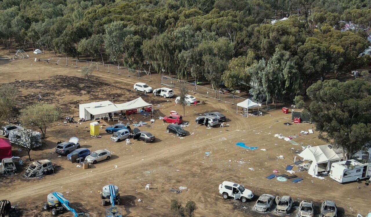 Un panorama desolador fue el que se vio en el lugar donde se llevaba un concierto de música electrónica tras el ataque de Hamás