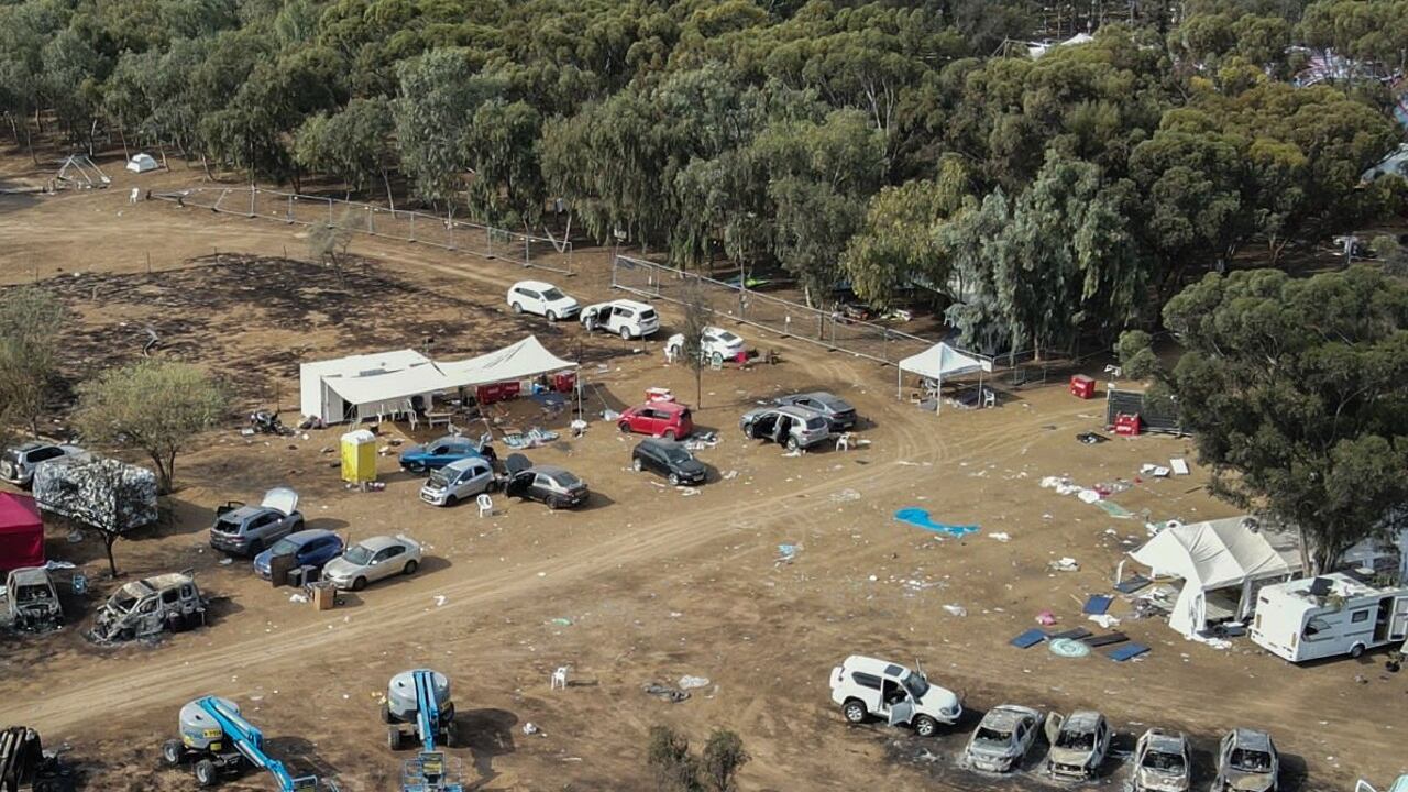 Un panorama desolador fue el que se vio en el lugar donde se llevaba un concierto de música electrónica tras el ataque de Hamás