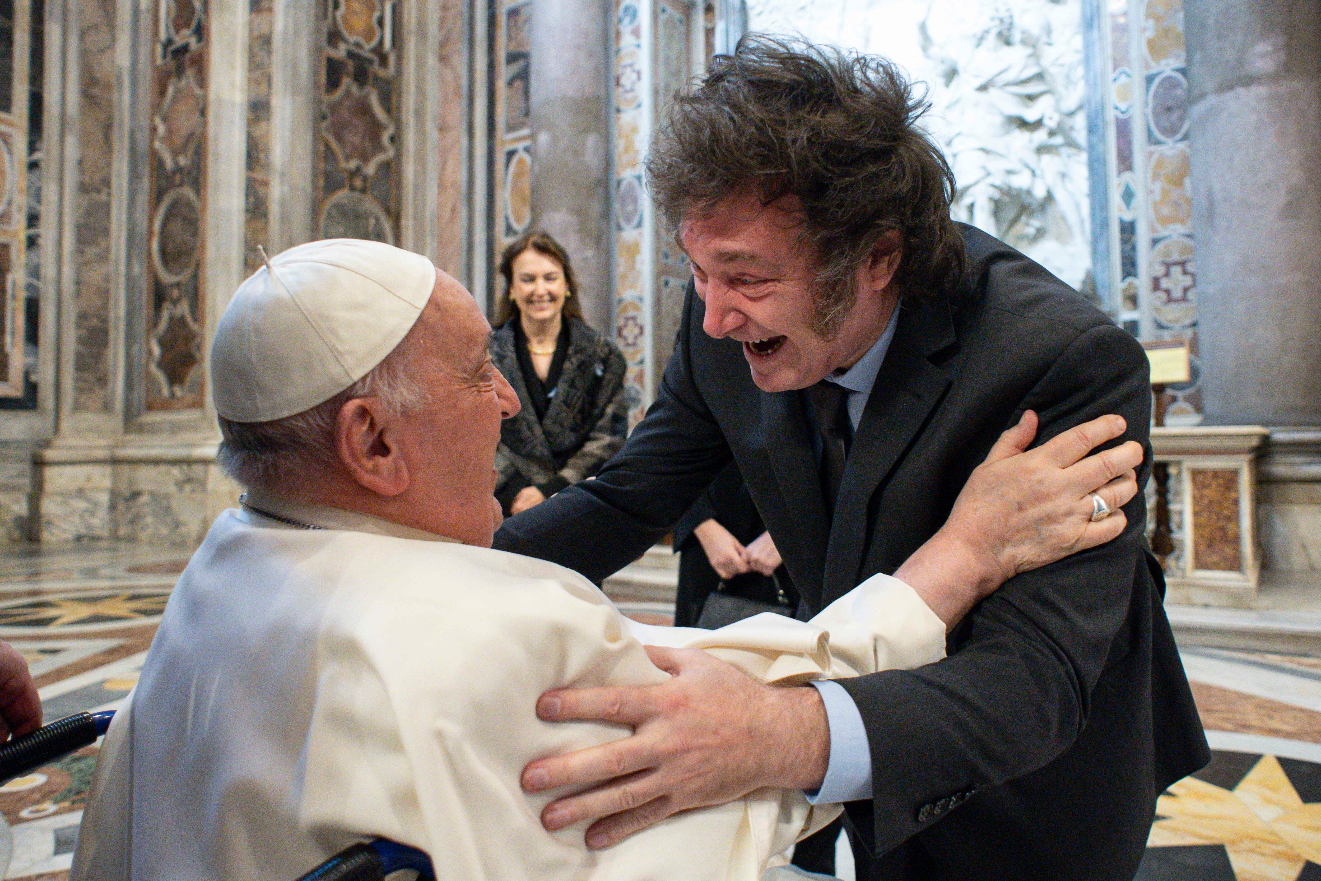 El presidente de Argentina, Javier Milei, y el Papa Francisco tuvieron un emotivo encuentro en el Vaticano.