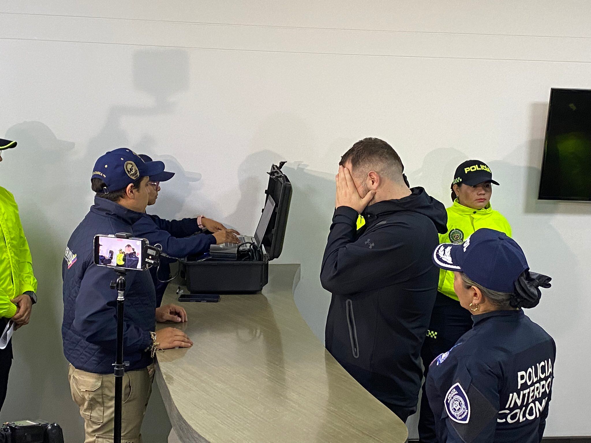 John Poulos tras su arribo a Bogotá.