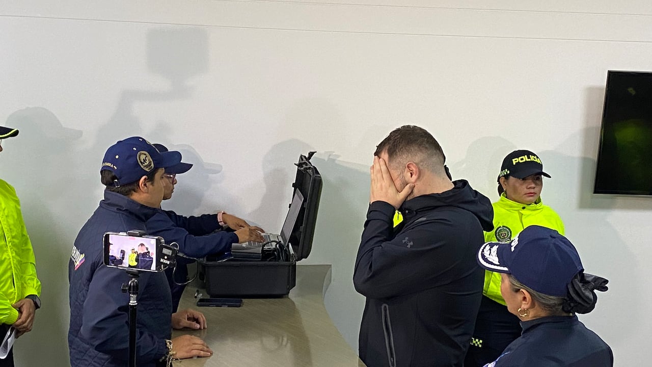 John Poulos tras su arribo a Bogotá.