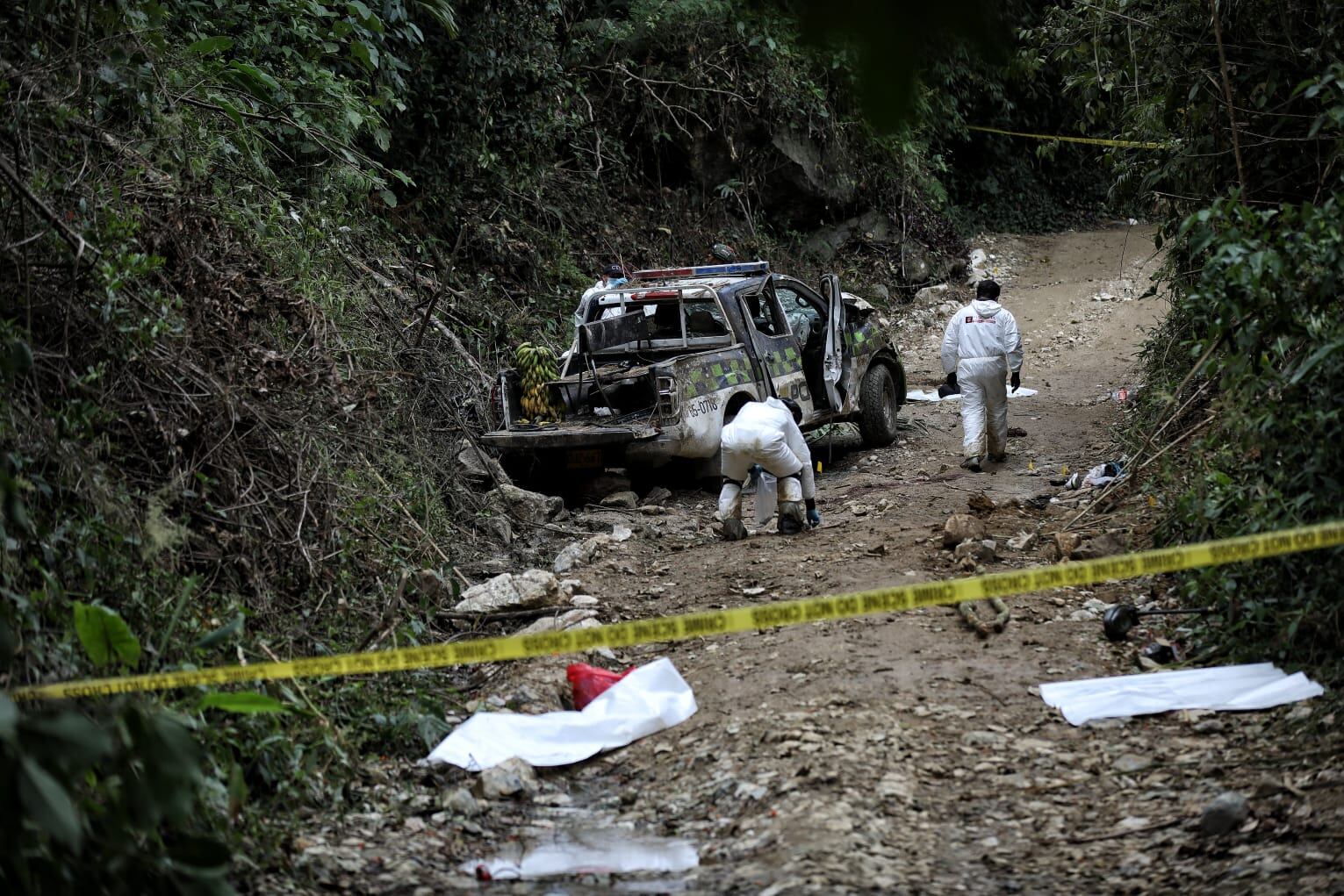 Levantamiento cuerpos y pruebas fiscalía atentado policías Huila