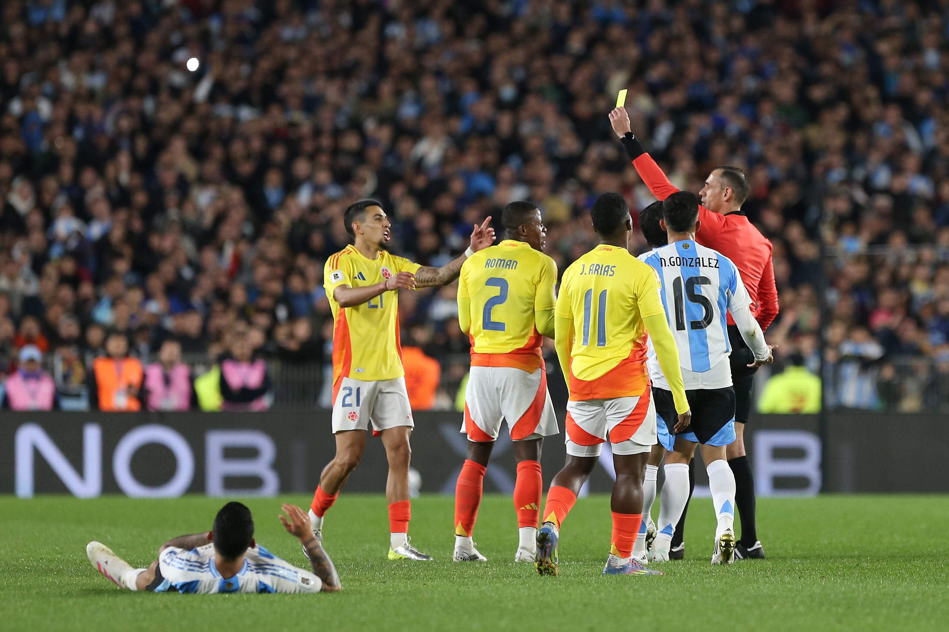 BUENOS AIRES, ARGENTINA - JUNE 10: Referee Juan Gabriel Benítez shows a yellow card to Andres Roman of Colombia during the FIFA World Cup 2026 South American Qualifier match between Argentina and Colombia at Estadio Más Monumental Antonio Vespucio Liberti on June 10, 2025 in Buenos Aires, Argentina.  (Photo by Daniel Jayo/Getty Images)