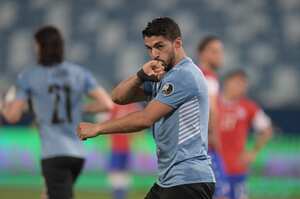 Luis Suárez celebrando un gol con la Selección de Uruguay.