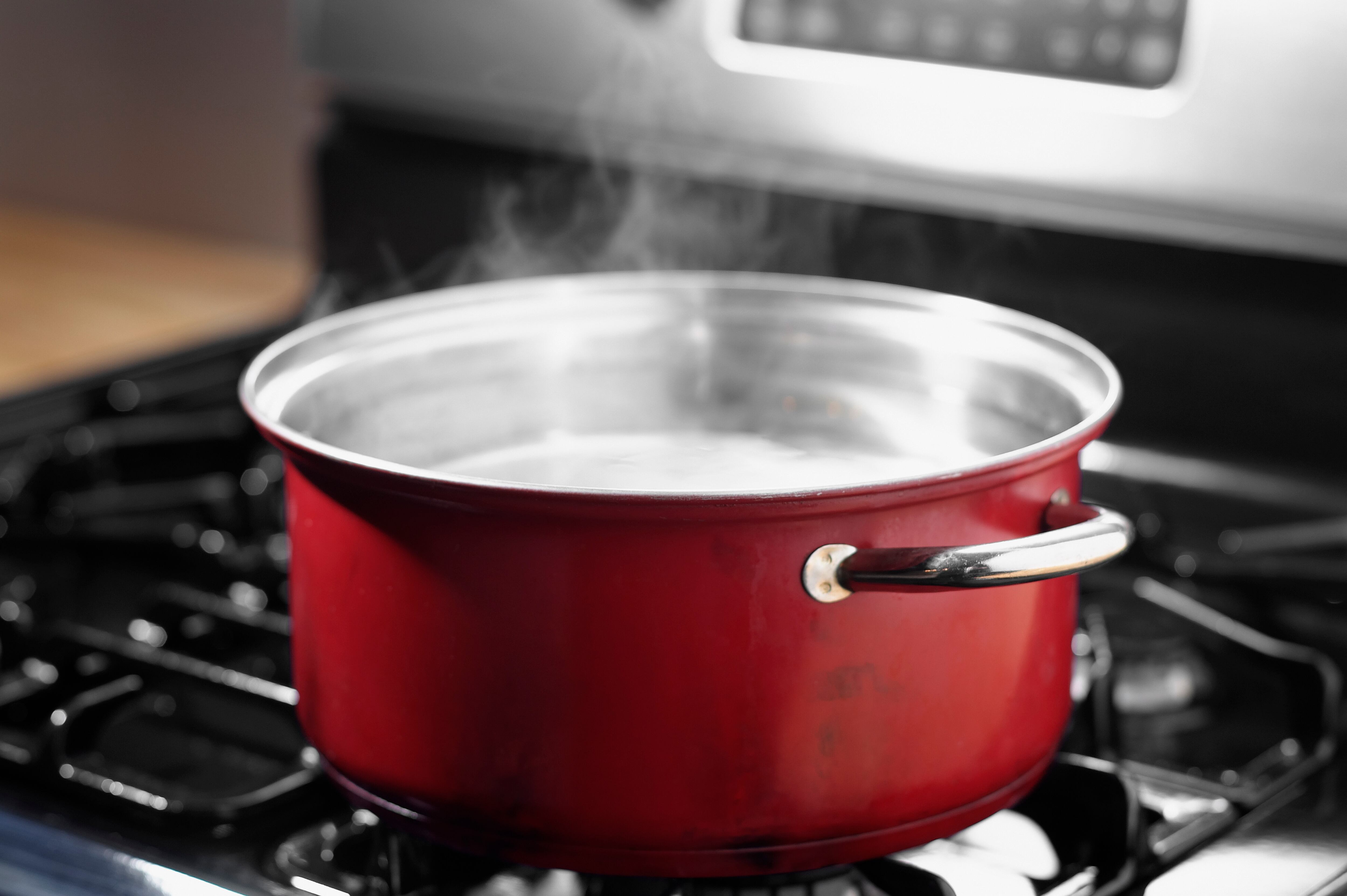 El agua caliente puede eliminar los huevos de las cucarachas.