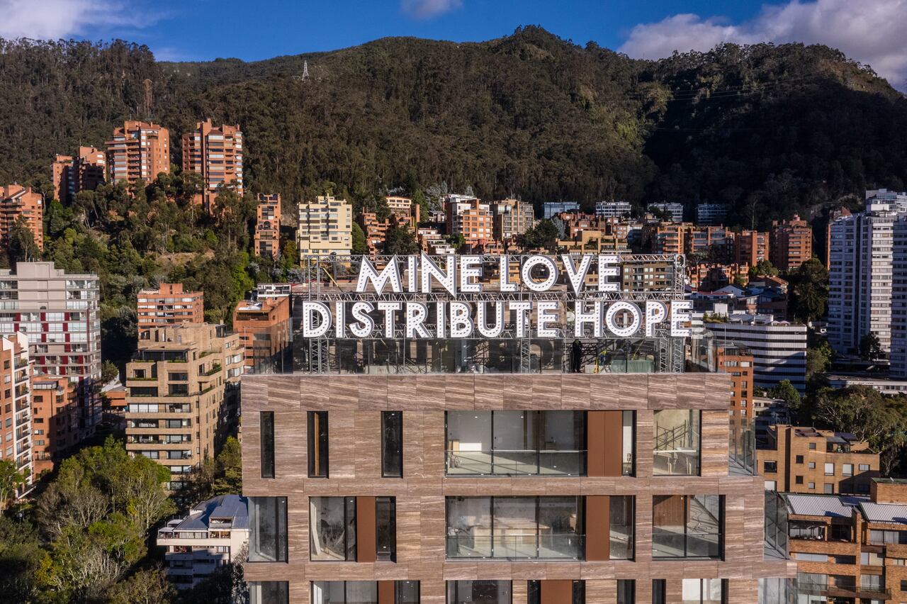 “MINE LOVE DISTRIBUTE HOPE” del artista británico Robert Montgomery. Cortesía de Barcú