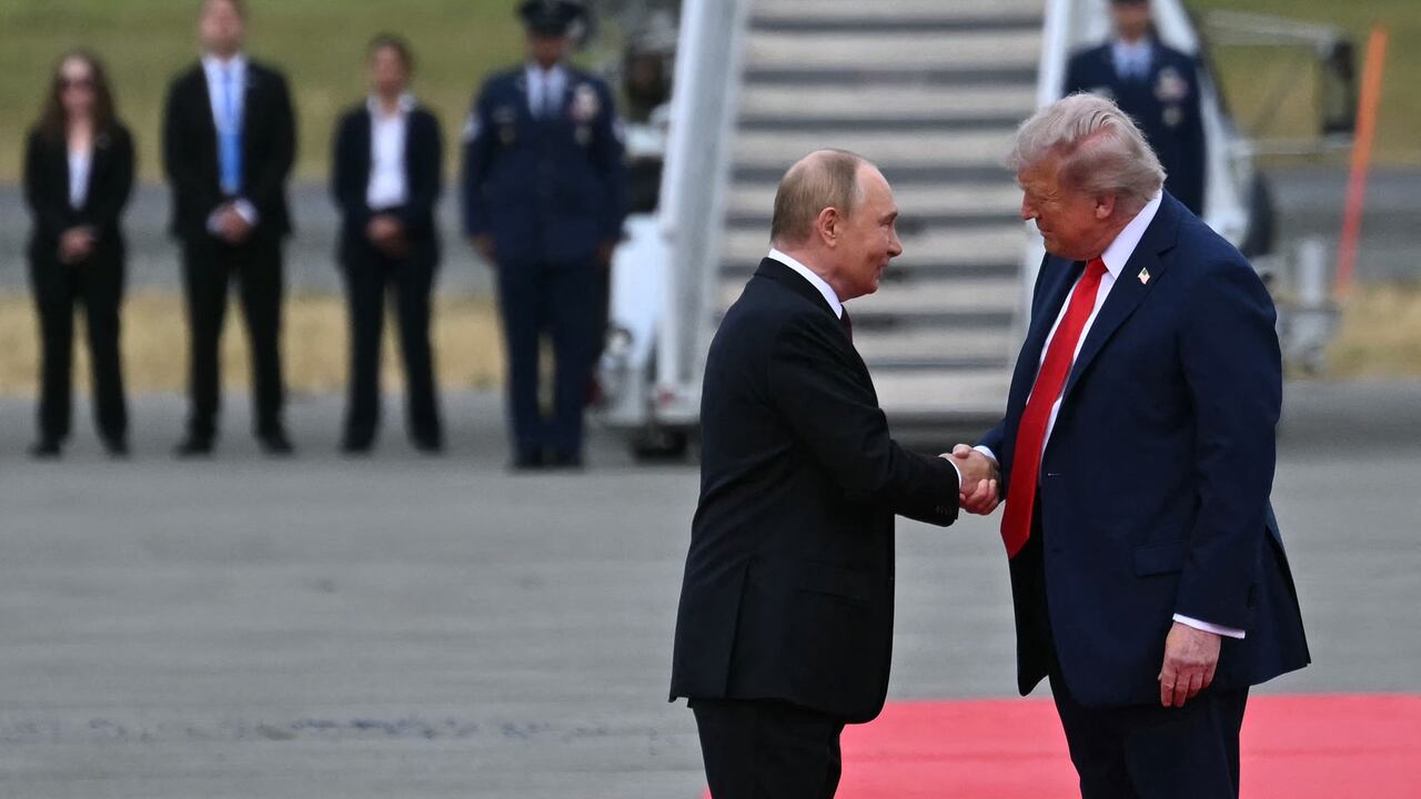 Los presidentes Donald Trump y Vladimir Putin empezaron una reunión de cara a frenar la guerra en Ucrania. (Photo by ANDREW CABALLERO-REYNOLDS / AFP)