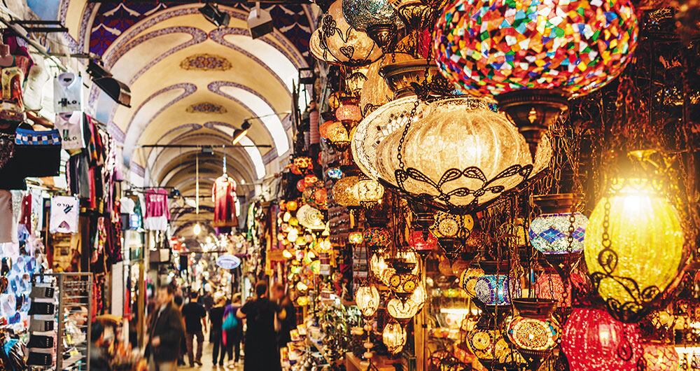 El Gran Bazar, en la zona europea, no es un mercado. Es todo un barrio cubierto de 61 calles y alrededor de 4.000 tiendas