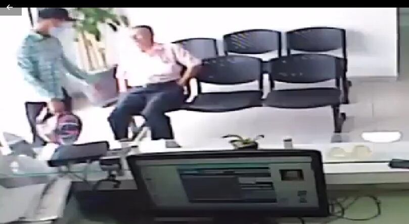 Un hombre que esperaba ser atendido también fue víctima de robo.