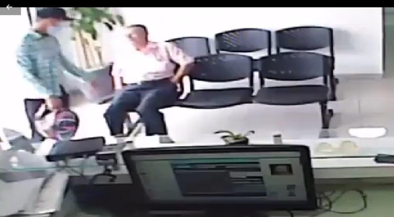 Un hombre que esperaba ser atendido también fue víctima de robo.