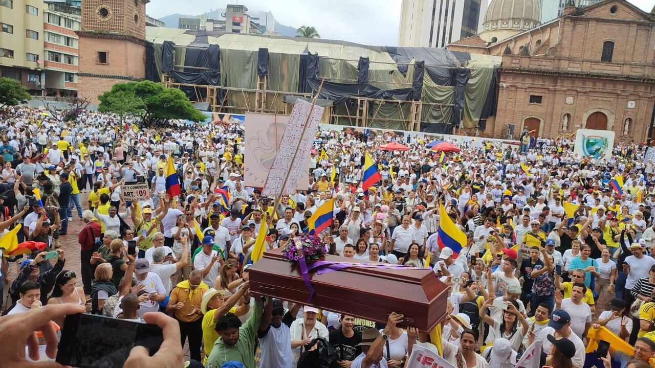 Miles de caleños llegaron a la Plaza San Francisco, la asistencia es tan masiva que no caben en esta área frente a la Gobernación.