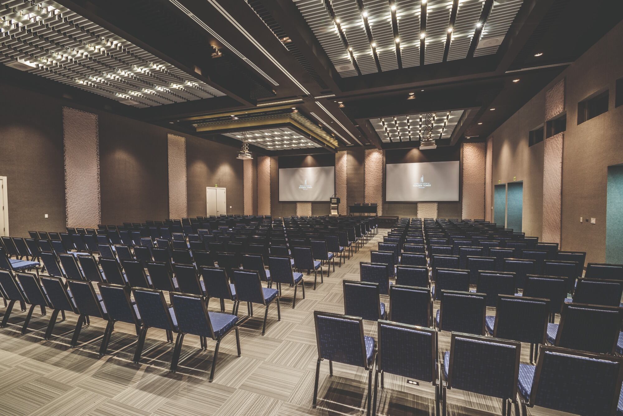 El hotel cuenta con salones para eventos sociales y corporativos durante todo el año.