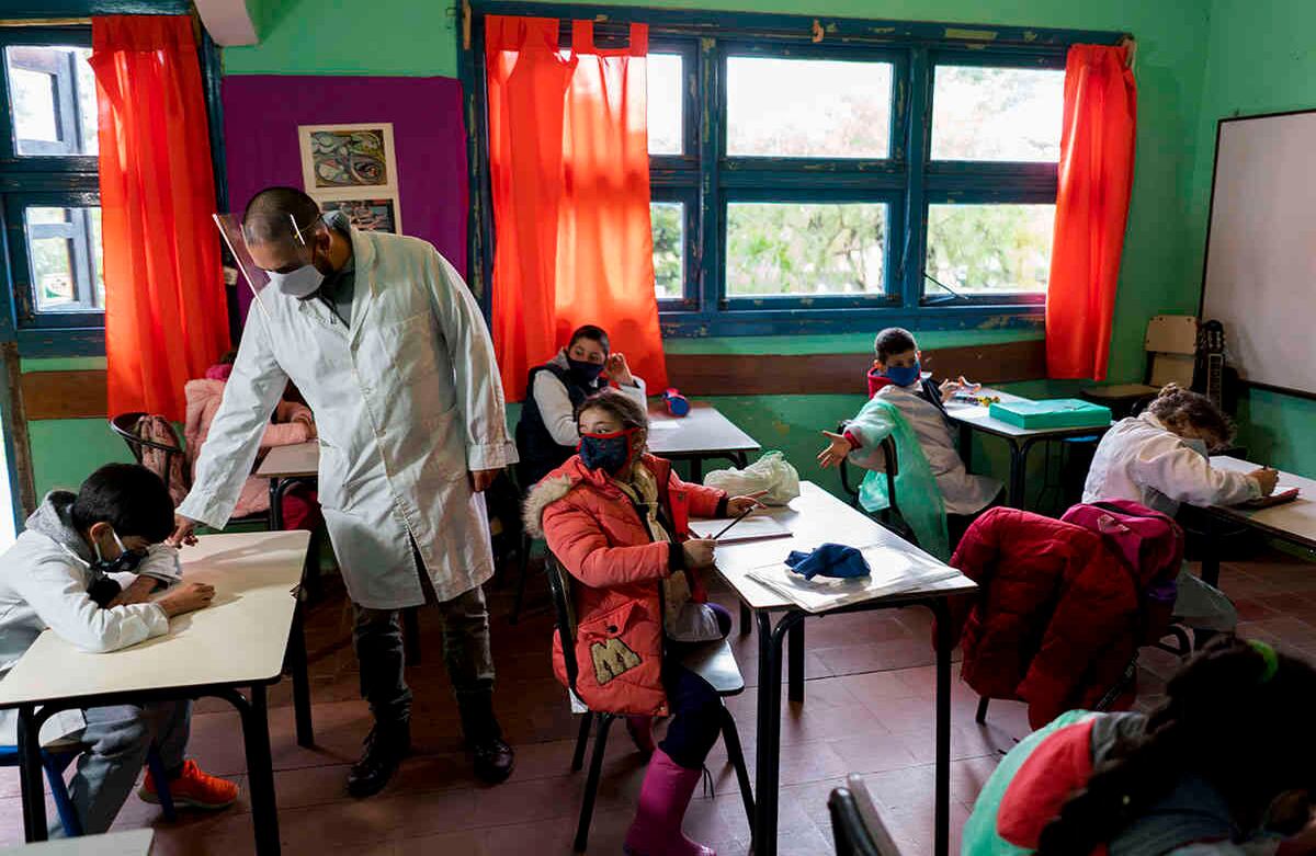 Uruguay volvió a las clases presenciales. La imagen registra la reapertura de una escuela rural en Empalme Olmos este 1 de junio. En los últimos días,  el gobierno charrúa ha comenzado a disminuir las medias impuestas. Foto: Matilde Campodonico/ AP
