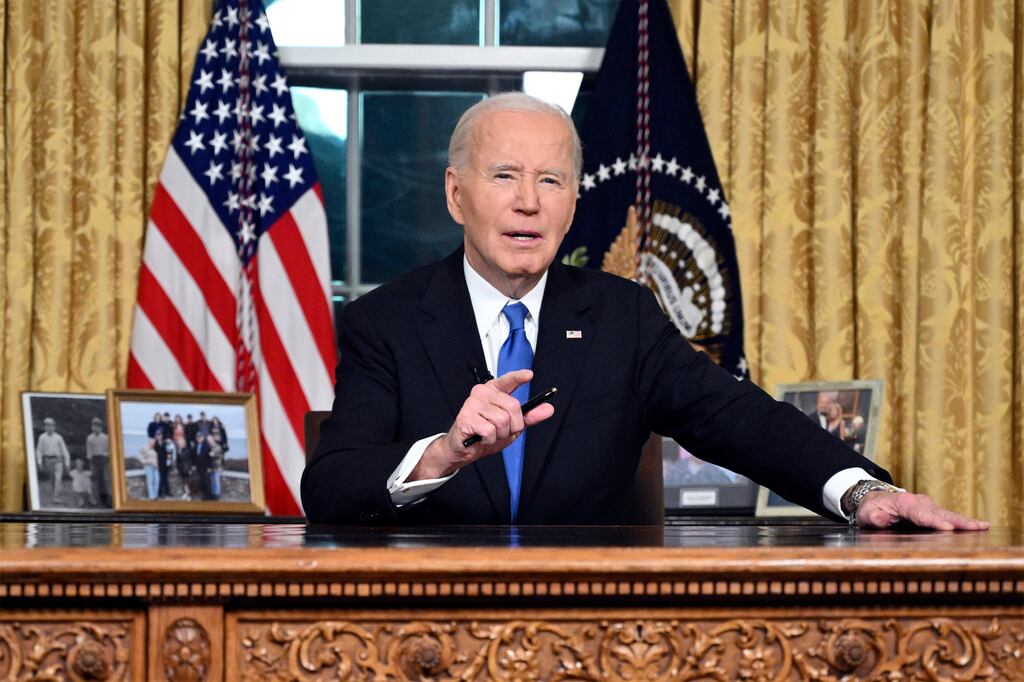 El presidente Joe Biden habla desde la Oficina Oval de la Casa Blanca mientras pronuncia su discurso de despedida el miércoles 15 de enero de 2025 en Washington. (Mandel Ngan/Pool vía AP)