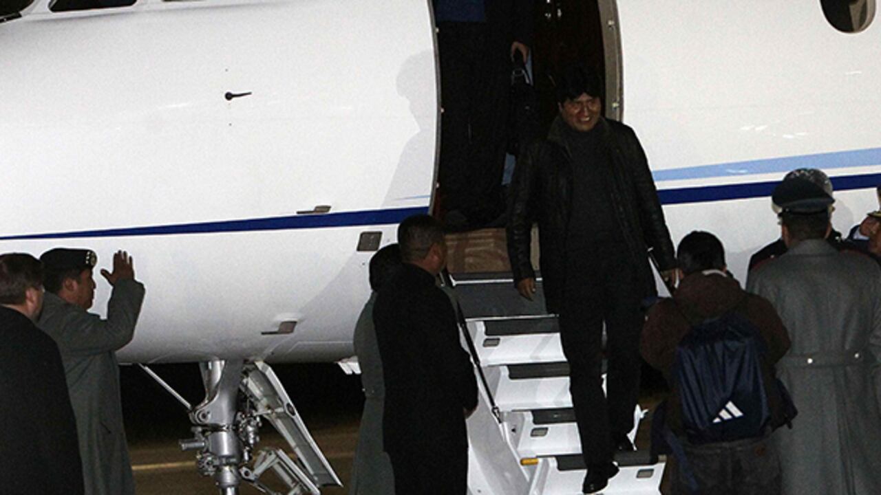 El presidente de Bolivia, Evo Morales (c), fue recibido con flores el miércoles a su llegada al aeropuerto de El Alto en La Paz (Bolivia). El mandatario llegó finalmente a su país, en medio de una grave crisis diplomática entre Europa y Latinoamérica, a causa del caso Snowden.