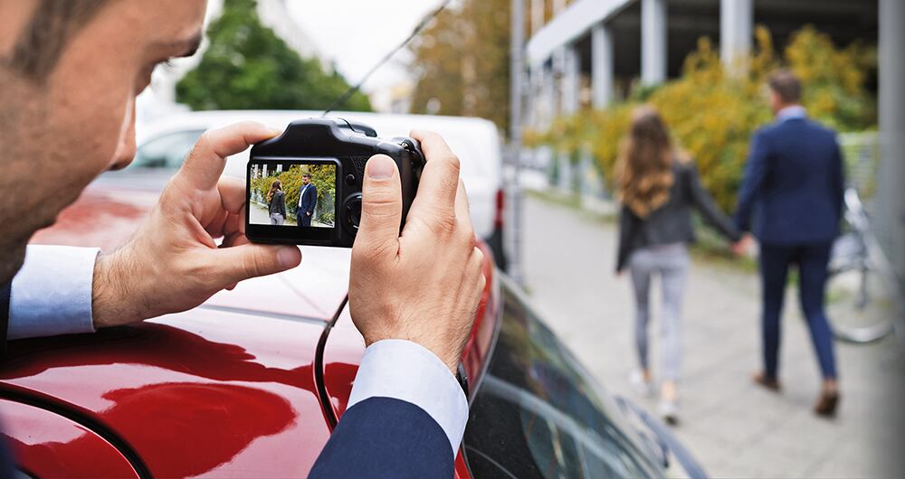  Aunque parezca increíble, tanto hombres como mujeres buscan los servicios de detectives para saber si su pareja es fiel. Los lunes y los miércoles son los días en los que hay más traiciones entre los enamorados.  