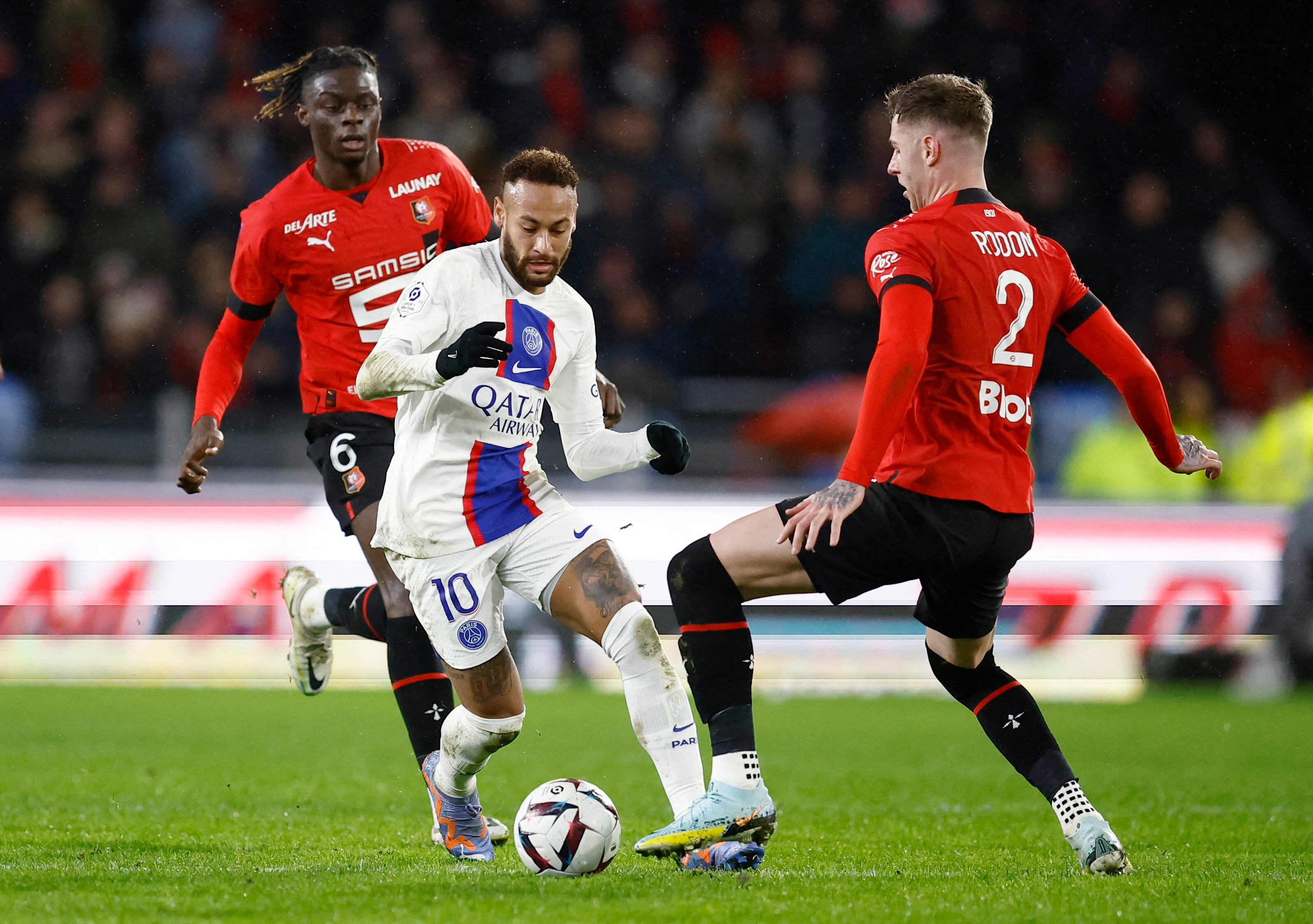 Soccer Football - Ligue 1 - Stade Rennes v Paris St Germain - Roazhon Park, Rennes, France - January 15, 2023 Paris St Germain's Neymar in action with Stade Rennes' Joe Rodon and Chimuanya Ugochukwu REUTERS/Stephane Mahe