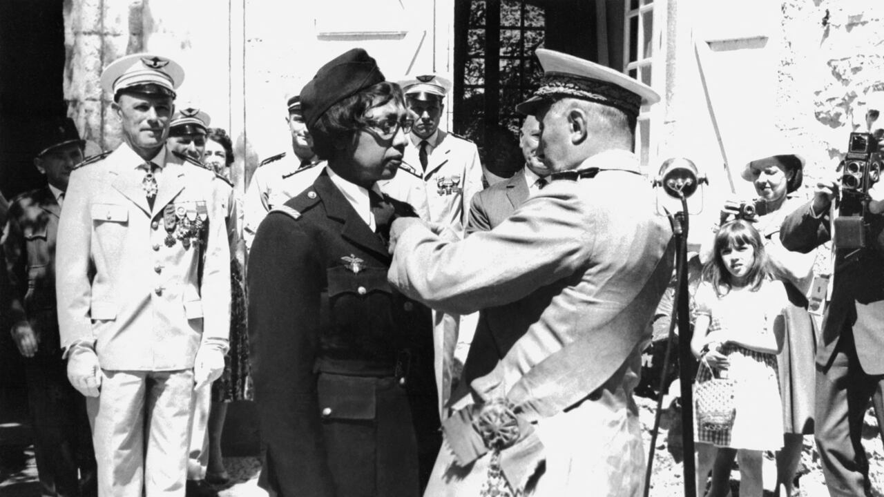 (FILES) In this file photo taken on August 19, 1961 US-born singer-entertainer Joséphine Baker (C left) receives the Legion of Honor and the Croix de Guerre with palm in her Milandes Castle. - The Franco-American artist Josephine Baker will become the sixth woman to enter the Pantheon on November 30, 2021. (Photo by - / AFP)