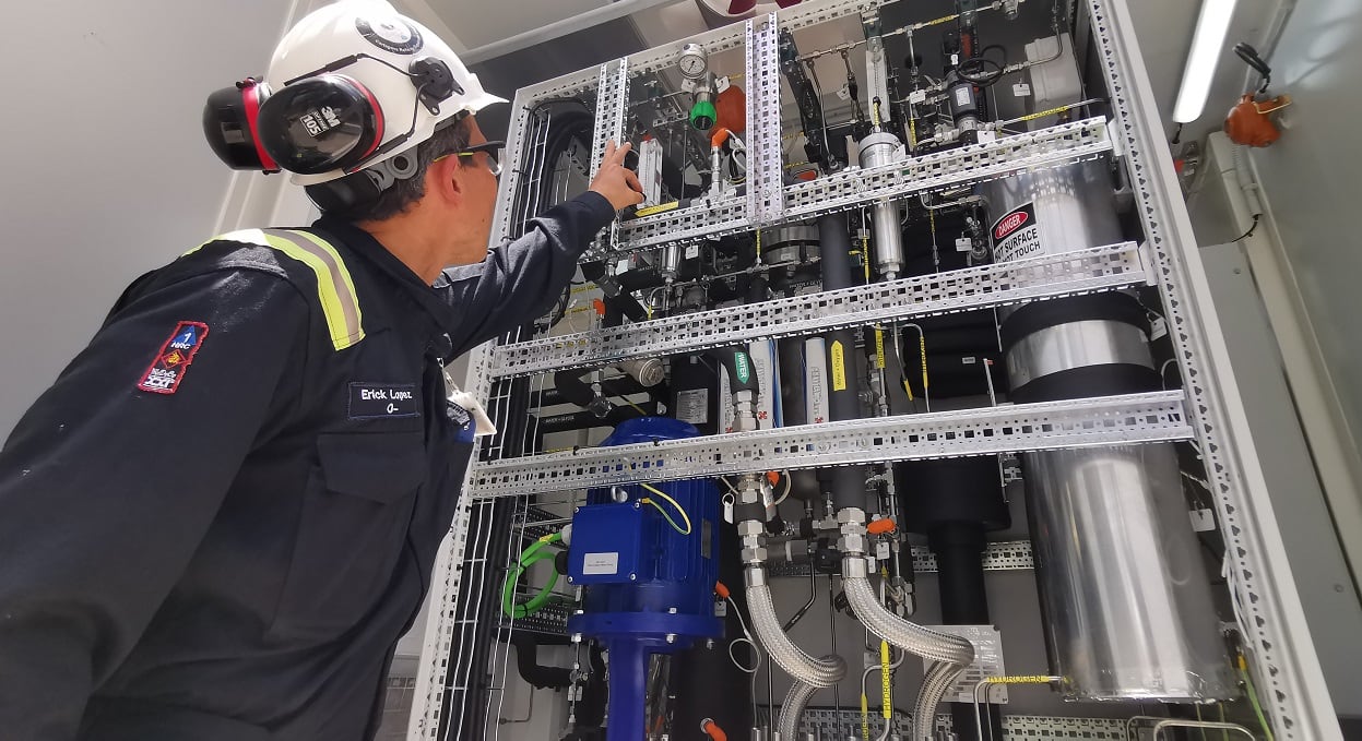 El piloto se ejecutará durante los próximos tres meses y usará aguas industriales de Reficar para producir diariamente 20 kg de hidrógeno verde de alta pureza. Foto: Ecopetrol