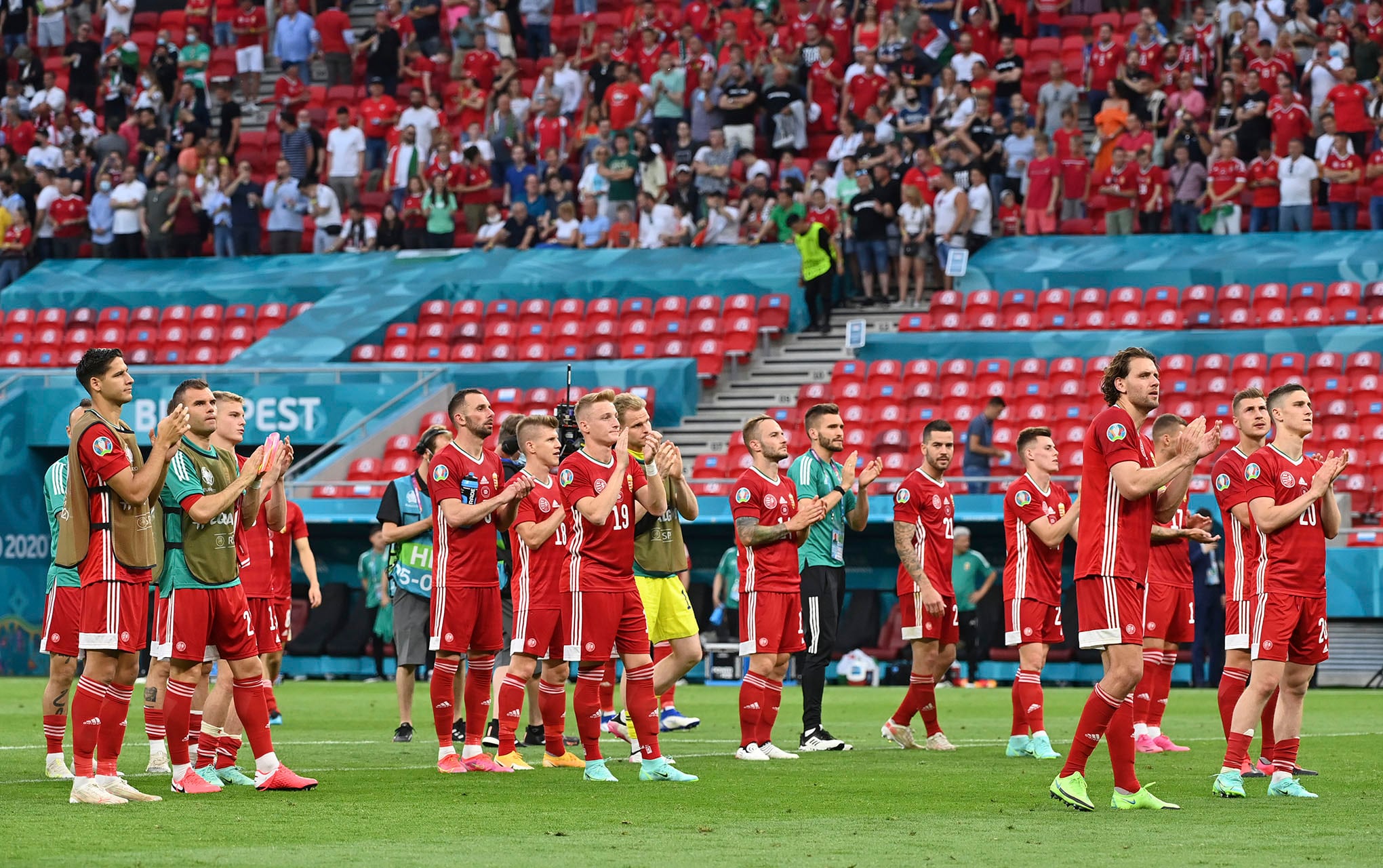 Los fanáticos del fútbol asisten al partido del grupo F del campeonato de fútbol de la Euro 2020 entre Hungría y Portugal en el estadio Ferenc Puskas en Budapest, Hungría, el martes 15 de junio de 2021 (Bernadett Szabo / Pool vía AP)