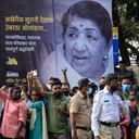 La gente salió a las calles a despedir a Lata Mangeshkar (Photo by SUJIT JAISWAL / AFP)