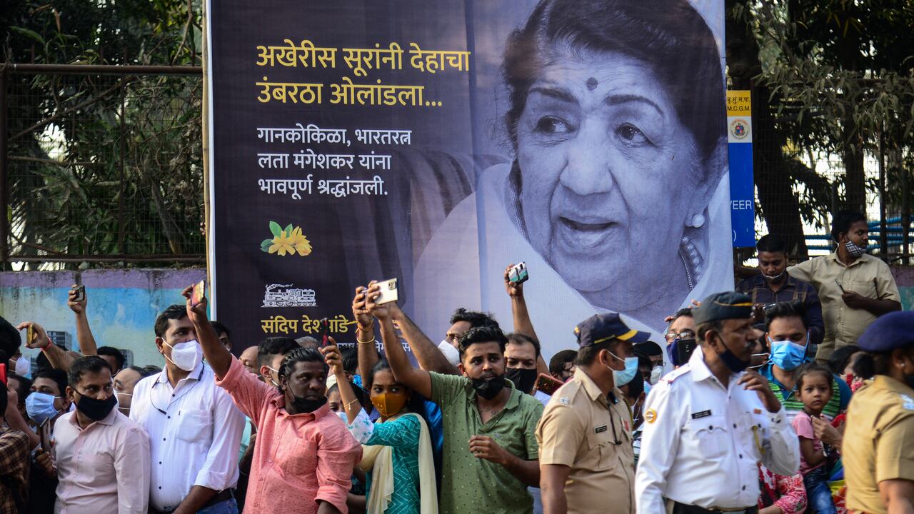 La gente salió a las calles a despedir a Lata Mangeshkar (Photo by SUJIT JAISWAL / AFP)
