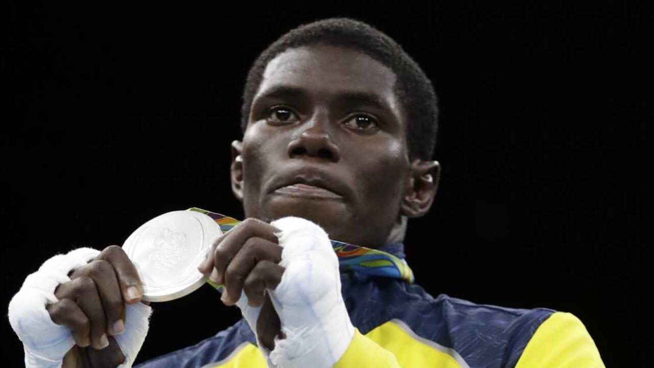 Yuberjen Martínez y la medalla de plata para el boxeo colombiano. Foto: AP Photo/Frank Franklin II