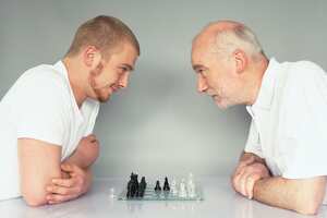 Adulto mayor y joven