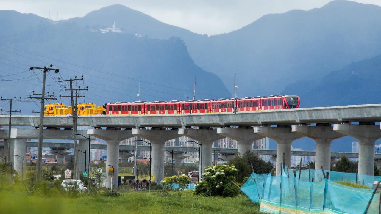 Primer recorrido del metro de Bogotá.