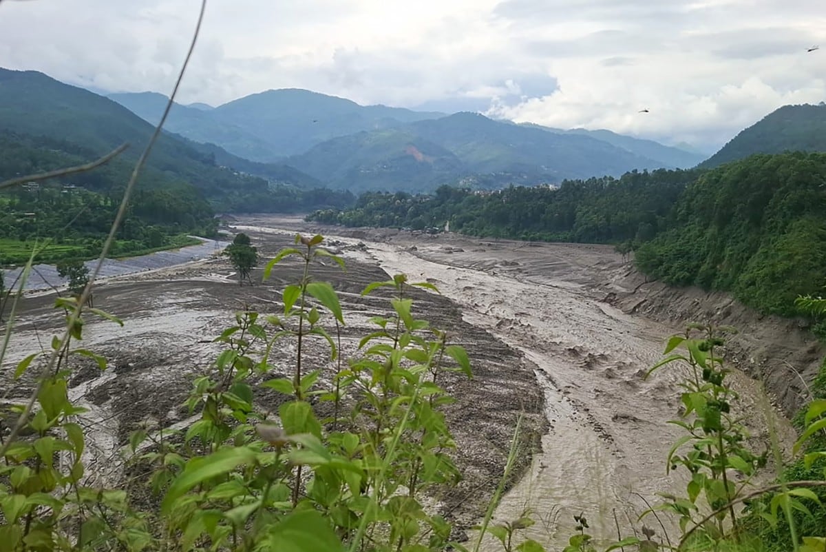 Un torrente de agua turbia inunda el río Trishuli tras las repentinas crecidas en el distrito nepalí de Nuwakot el 26 de agosto de 2026.