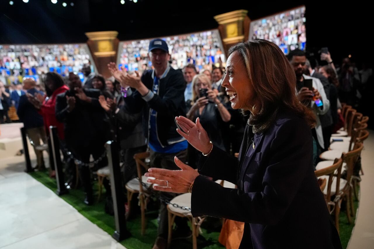 La vicepresidenta candidata demócrata a la presidencia, Kamala Harris, se une a Oprah Winfrey en el evento de transmisión en vivo Unite for America de Oprah el jueves 19 de septiembre de 2024 en Farmington Hills, Michigan (Foto AP/Paul Sancya)