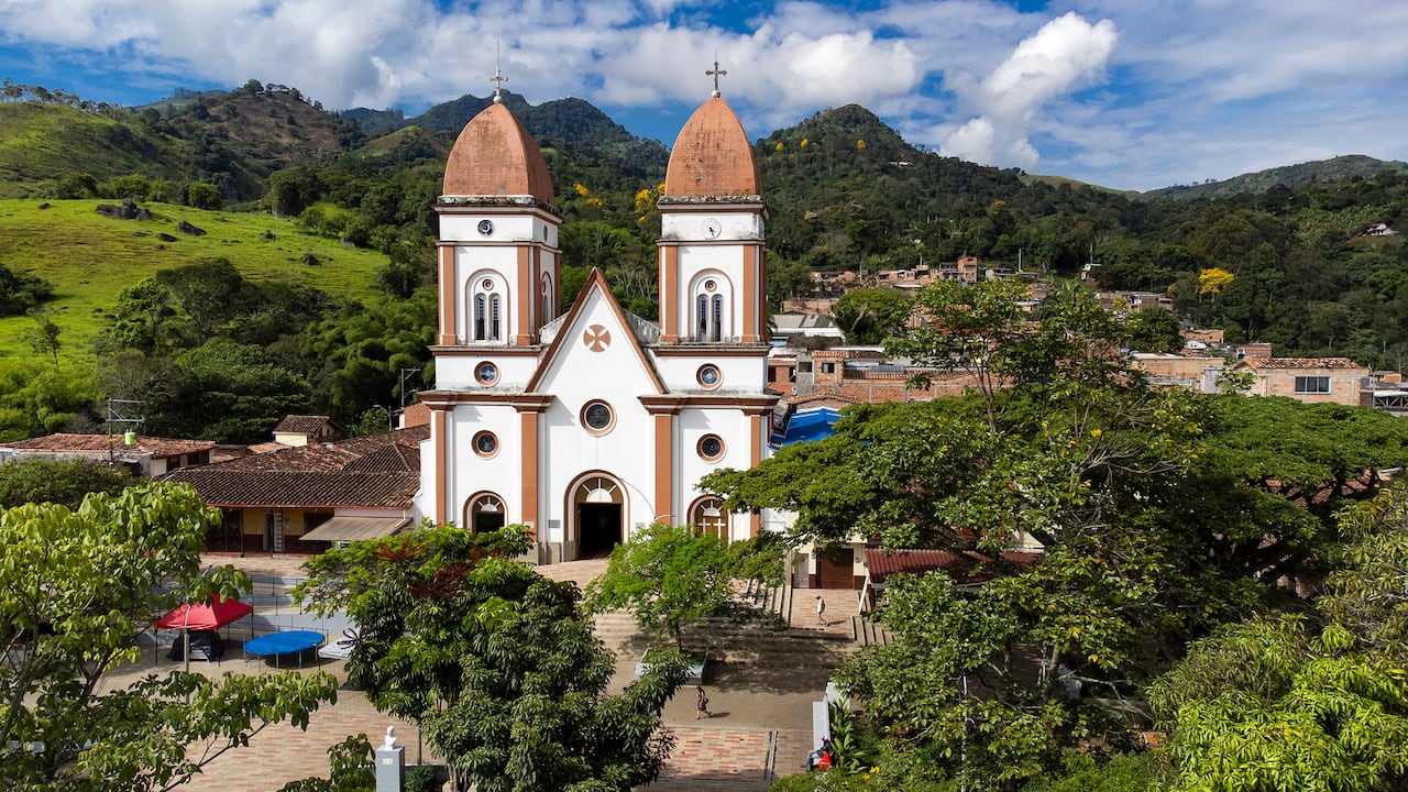 Tarso, Antioquia, mezcla naturaleza e historia. Uno de los sitios imperdibles de conocer es la iglesia de San Pablo de Tarso.